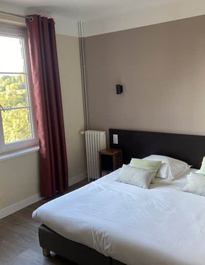 Chambre confort avec grand lit et décoration chaleureuse à Mortain Bocage