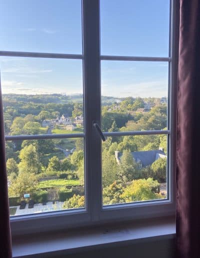 Vue sur la vallée depuis une chambre confort à l’Hôtel Restaurant à Mortain Bocage