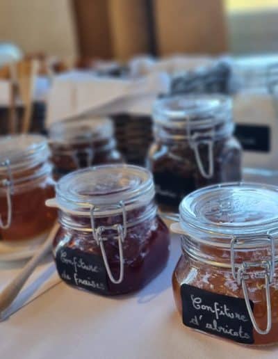 Confitures artisanales servies au petit déjeuner à Mortain Bocage
