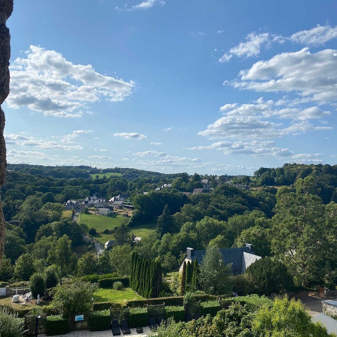 Vue panoramique sur Mortain Bocage depuis l’Hôtel Restaurant de la Poste