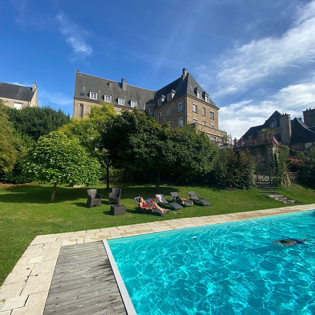 Piscine extérieure de l’Hôtel de la Poste à Mortain Bocage